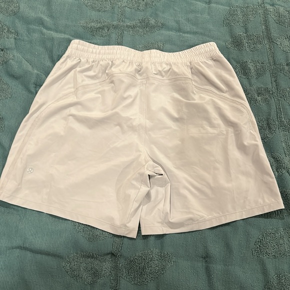 Men's White Lululemon Pacebreaker Shorts Large 7 in inseam - Picture 3 of 3